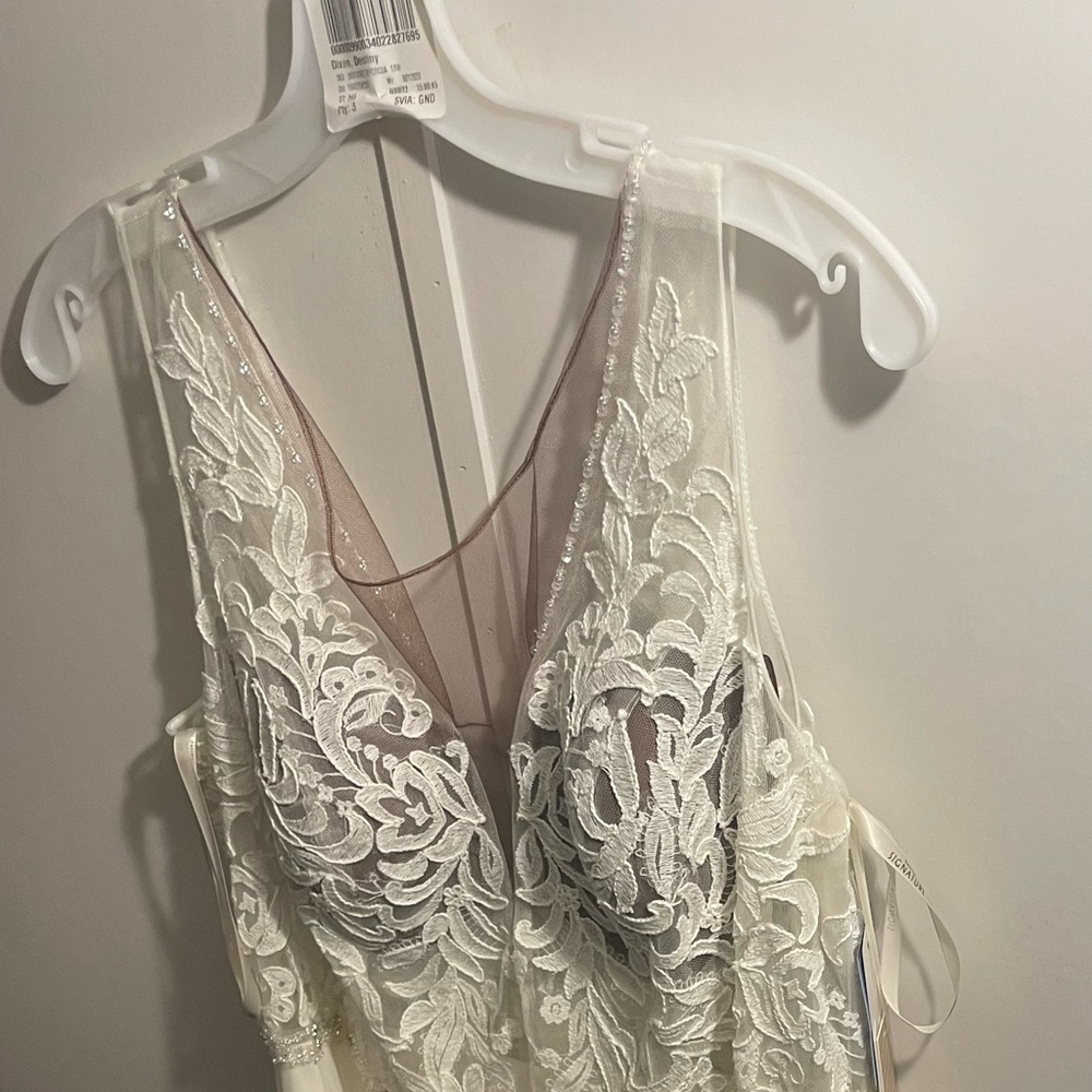 Wedding dress - Picture 2 of 8